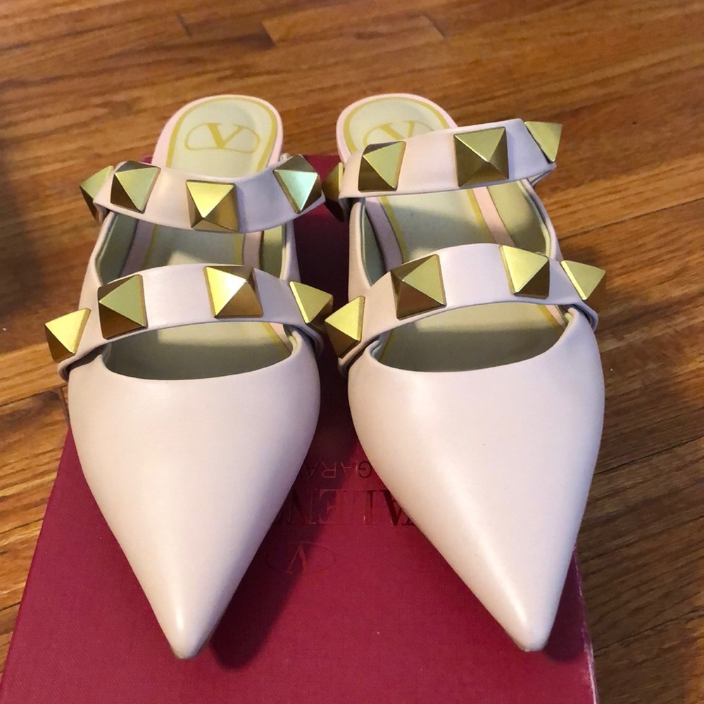 Inspired Roman studded pink pointy toe shoes. Comes with box and dust bag.